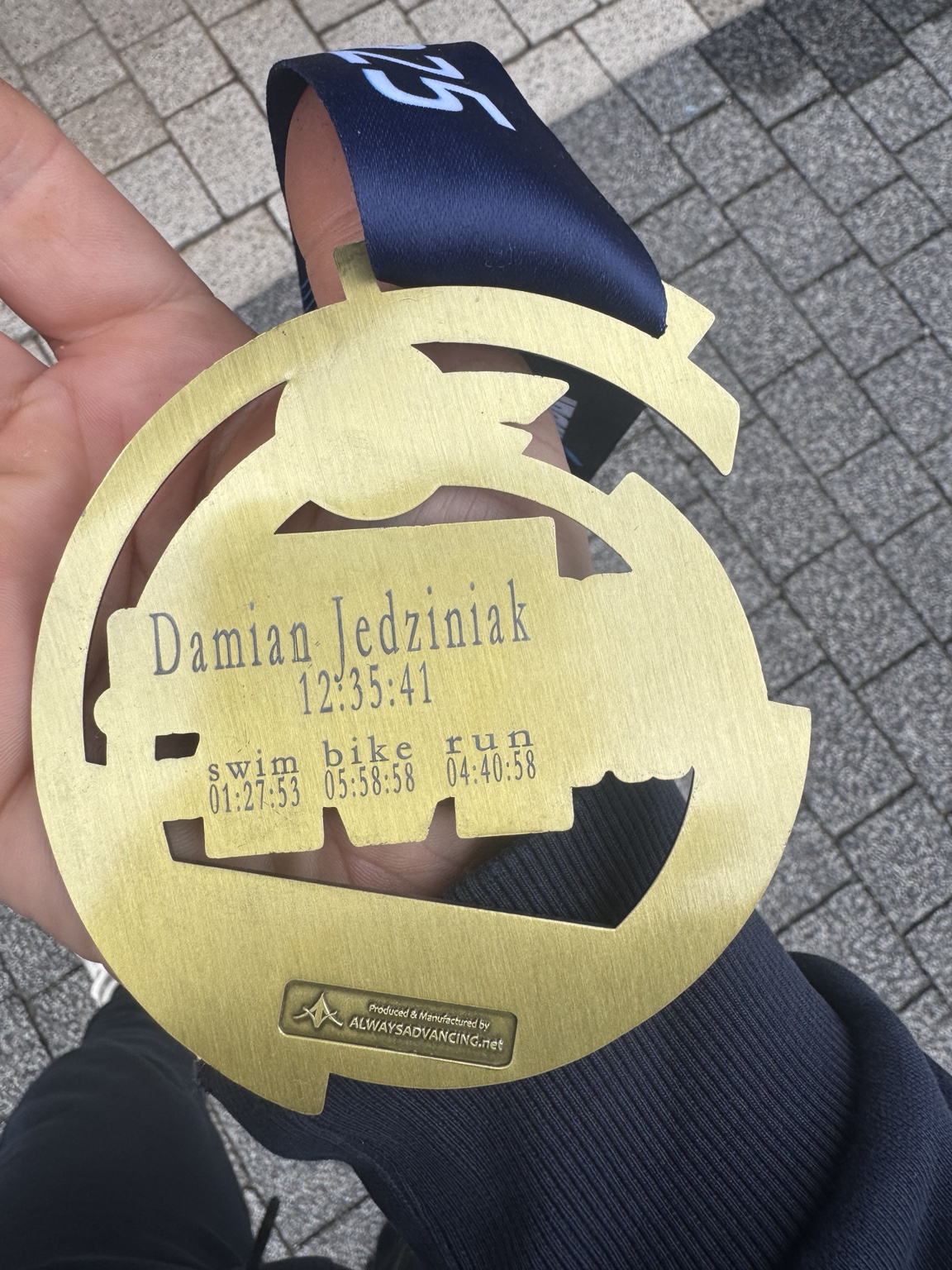 Grawer na odwrocie medalu: Damian Jedziniak, 12:35:41, pływanie 01:27:53, rower 05:58:58, bieg 04:40:58.